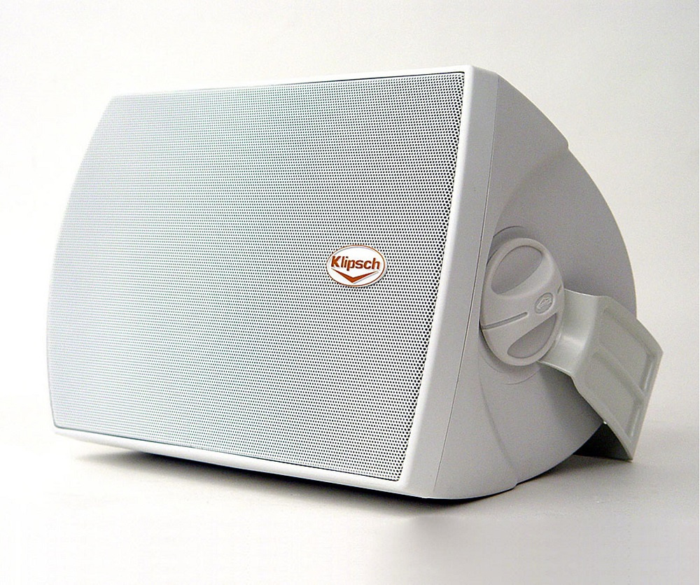 Vit utomhushögtalare med rundad design och Klipsch-logotyp.