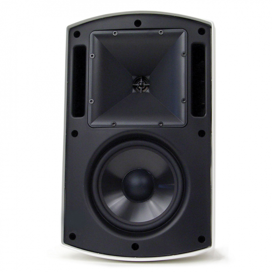 Vit utomhushögtalare med konformat diskantelement och bas.