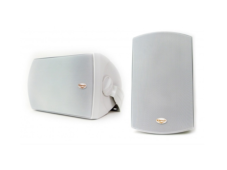 Utomhushögtalare i vitt par med rundad form och metallgaller.