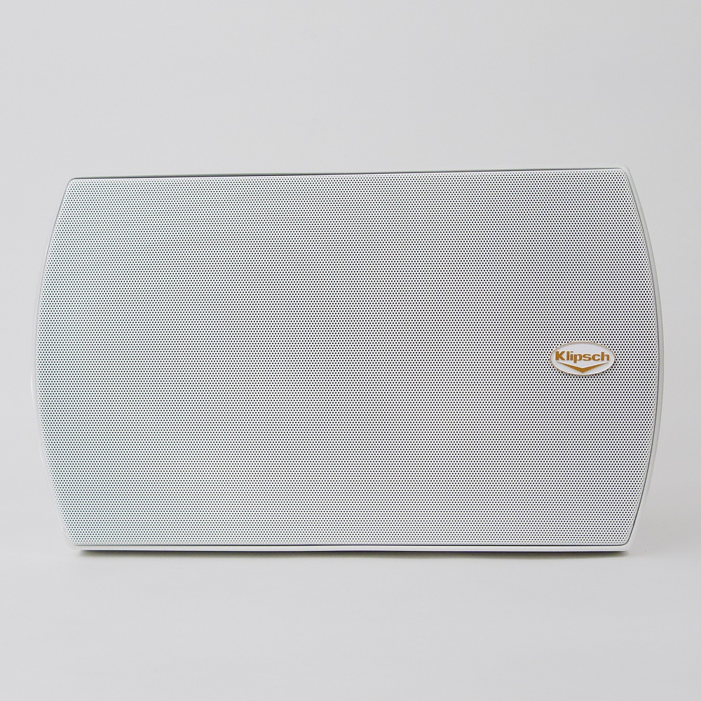 Vitt par utomhushögtalare med rutmönstrad front och logotyp.