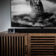 Klipsch Cinema 600 Soundbar, med trådlös subwoofer och HDMI ARC En ljudbar med trådlös subwoofer, placerad under en TV på ett träskåp.