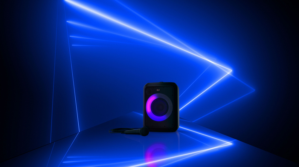 Bärbar högtalare med ljuseffekter och mikrofon, designad för fest.