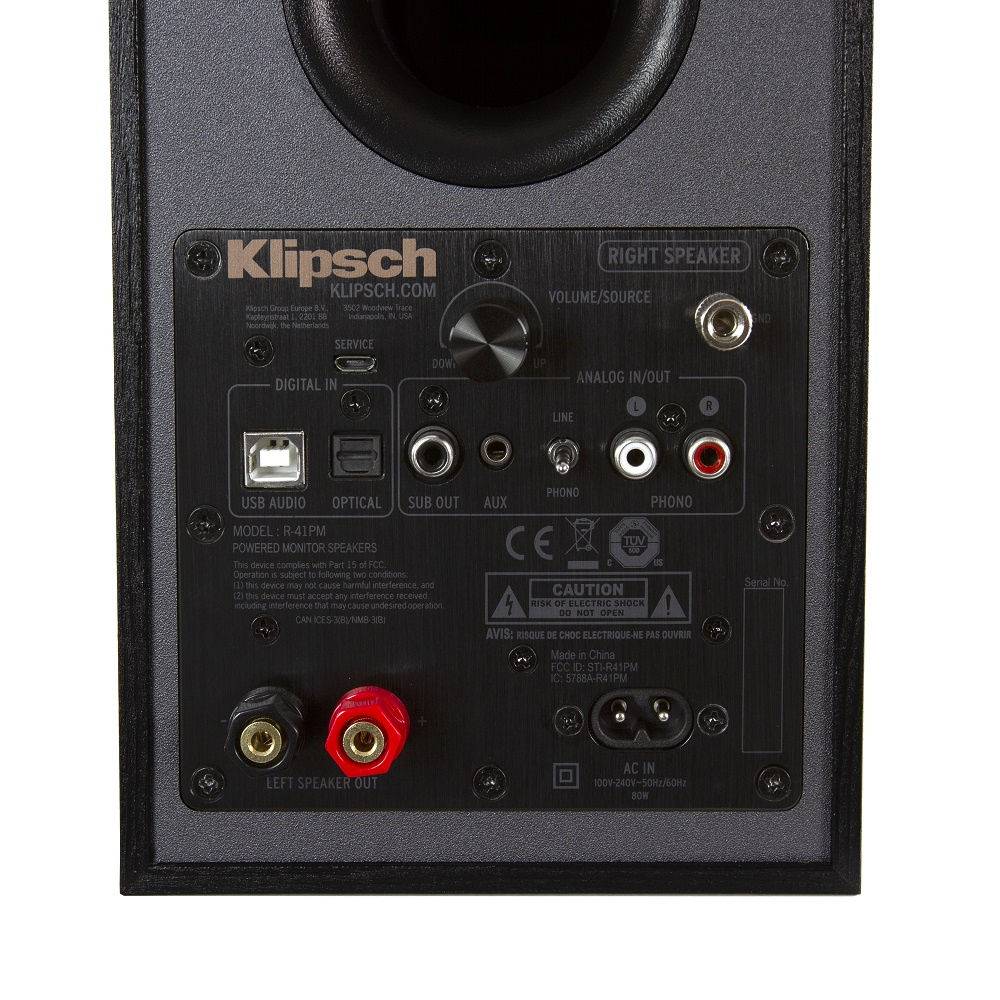 En bakpanel med anslutningar för Klipsch R-41PM högtalare.