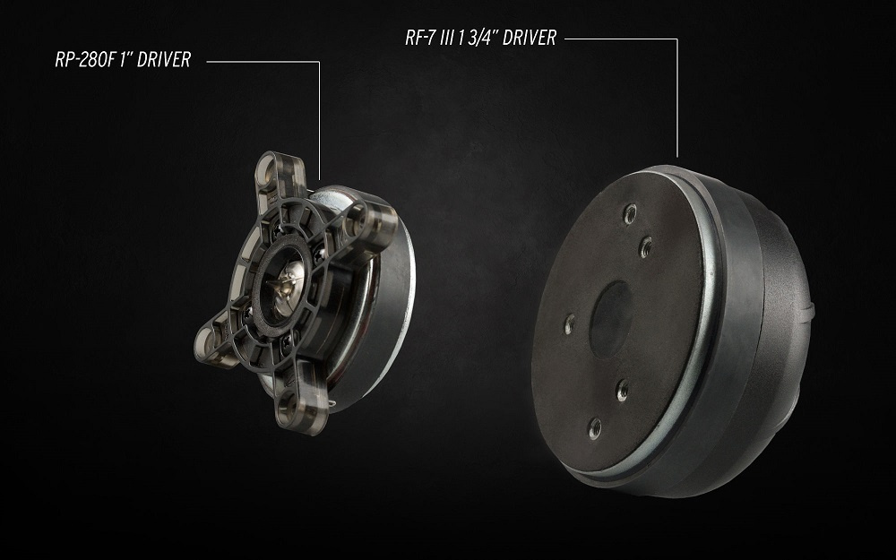 Två högtalardrivare med olika storlek och design.