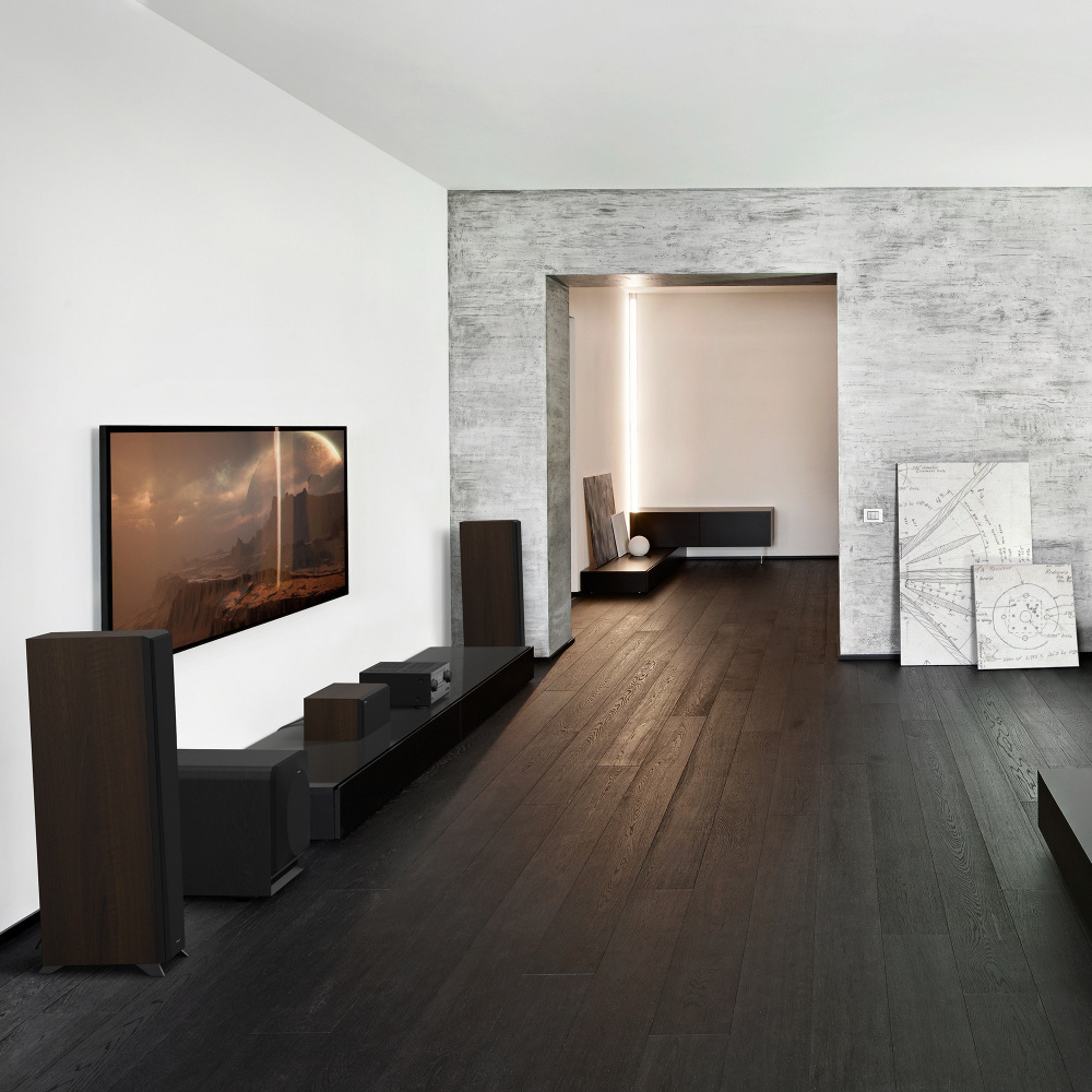 Modernt rum med ljudutrustning, inklusive en subwoofer och en väggmonterad TV.