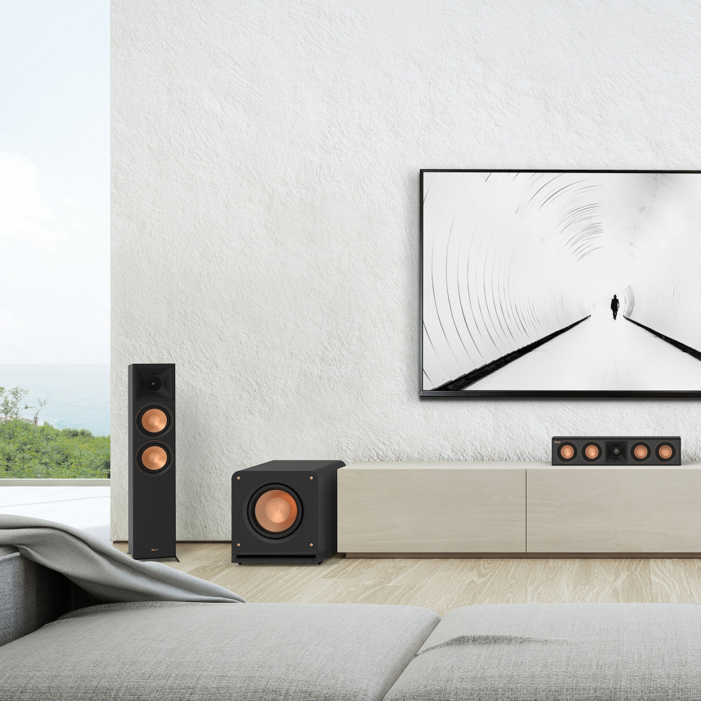 Vardagsrum med TV, ljudsystem och Klipsch RP-1200SW subwoofer i svart.