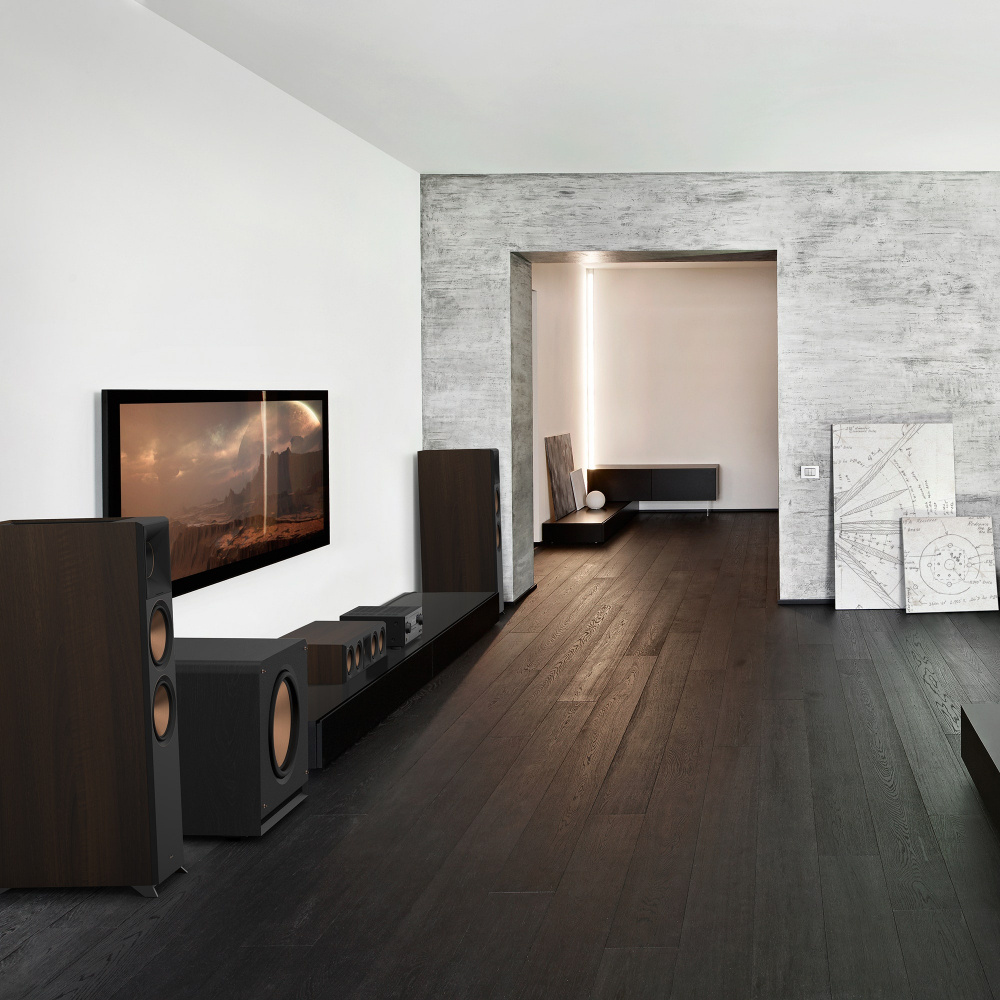 En modern inredning med ljudsystem och subwoofer i svart.