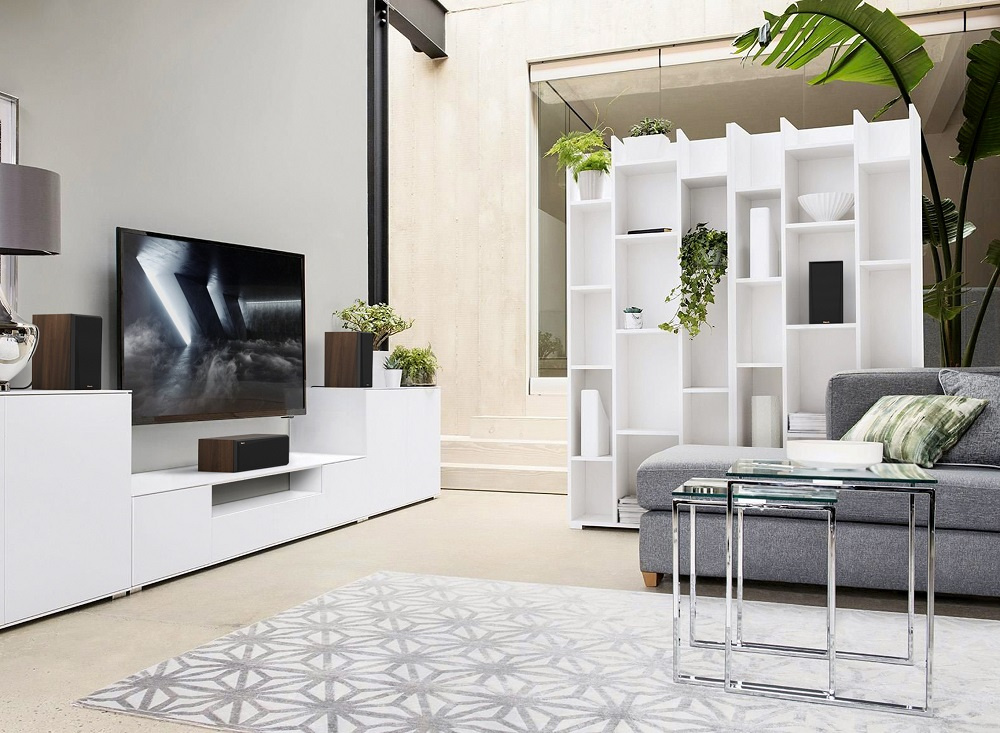 Elegant vardagsrum med TV, soffgrupp och Klipsch RP-500C II centerhögtalare.