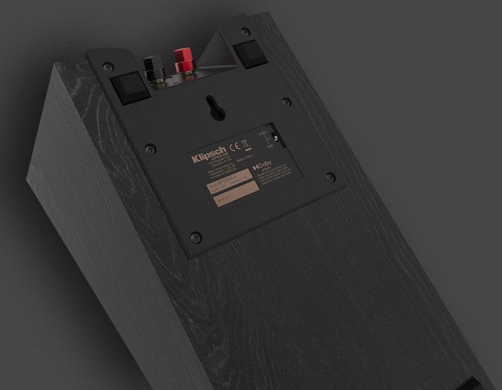 Högtalare med anslutningar och etikett, svart finish.