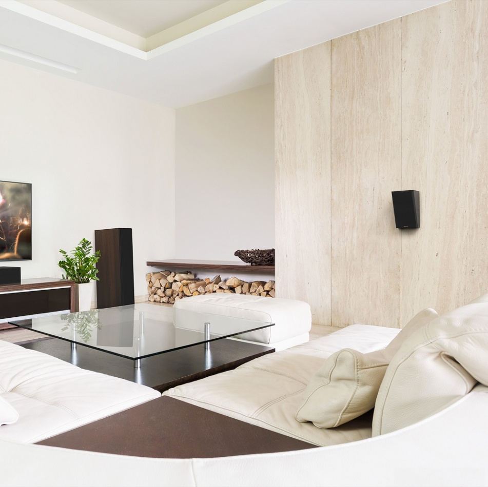 Inredning med ljusa färger, Klipsch-högtalare monterad på vägg.