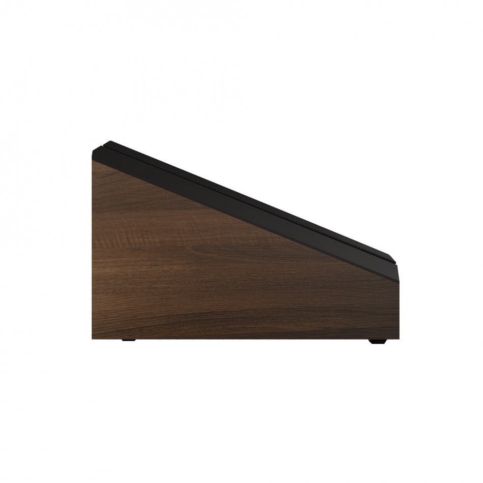 Högtalare med vinklad design, valnötsfinish och svart överdel för Dolby Atmos.