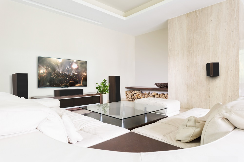 Tv-rum med moderna möbler och Klipsch RP-8000F II högtalare i valnöt.