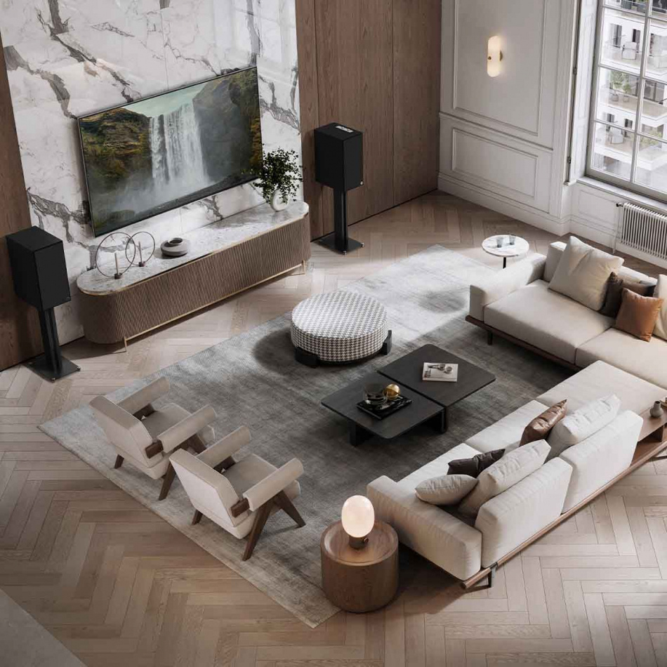 Ett elegant vardagsrum med Klipsch The Nines högtalare och modern inredning.