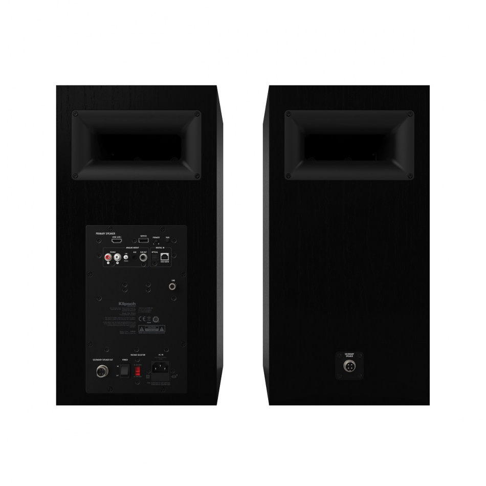 Aktiva stativhögtalare med svart finish och anslutningsportar på baksidan.