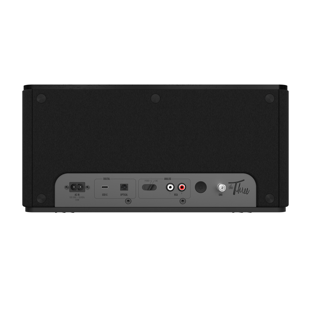 Bakre panel av Klipsch The Three Plus Bluetooth-högtalare med anslutningar.