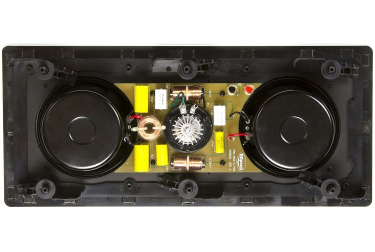 Inbyggnadshögtalare med två element och interna komponenter.