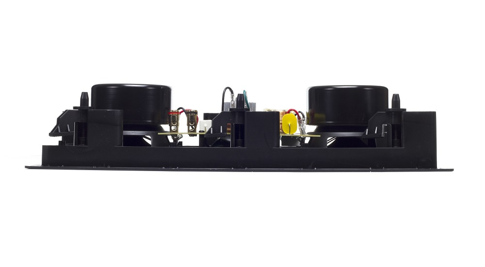 Inbyggnadshögtalare med två element och chassis för väggmontering.