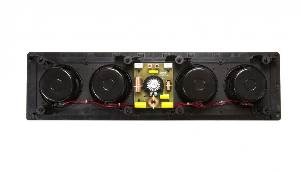 En svart väggmonterad högtalare med fyra element och kablage.