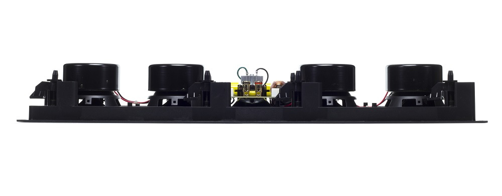 Inbyggnadshögtalare med tre element och kablar för väggmontering.