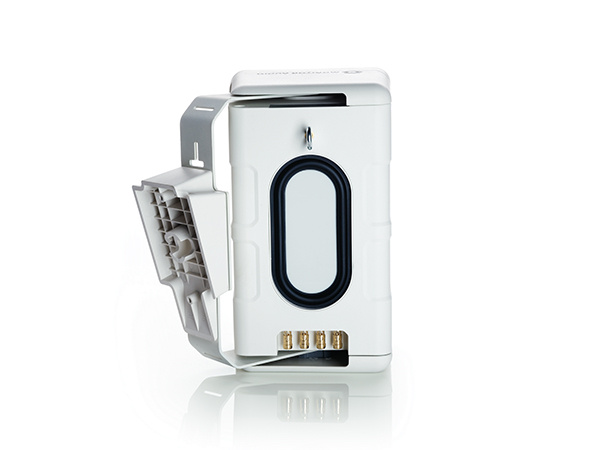 Vit högtalare avsedd för inom- och utomhusbruk. Modern design.