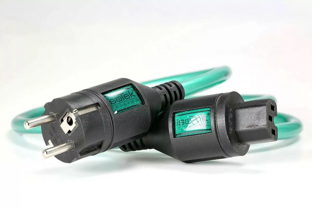 En grön jordad nätkabel med C15-kontakt, 1.5 meter lång.