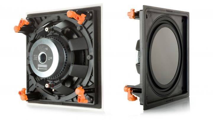 Högtalare med svart och vit design, avsedd för väggen.