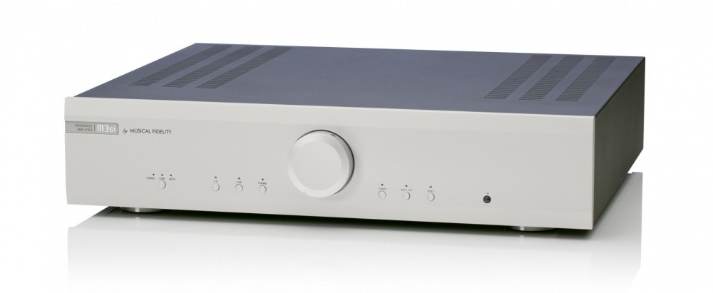 En silverfärgad förstärkare med en stor volymkontroll och flera knappar.