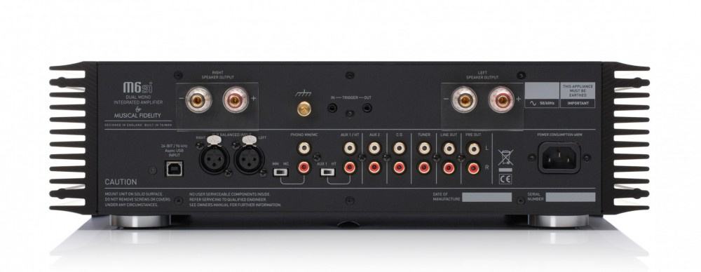 En förstärkare med olika ljudanslutningar och kontroller.