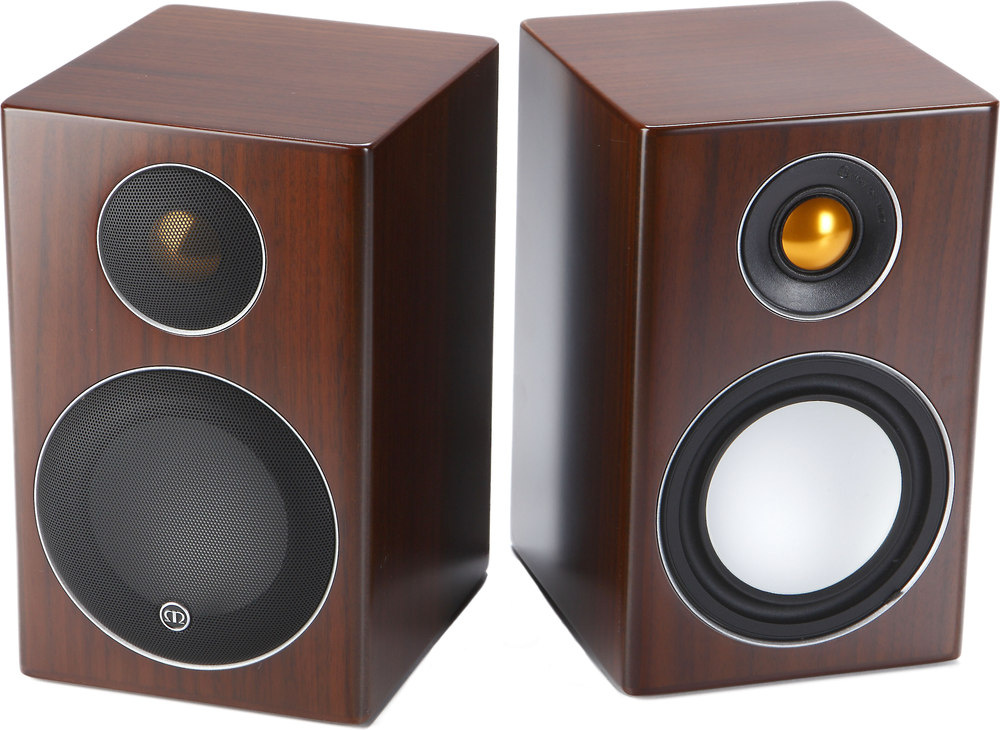Högtalare med träfinish, rundade kanter, och en kombination av diskant- och bas-element.
