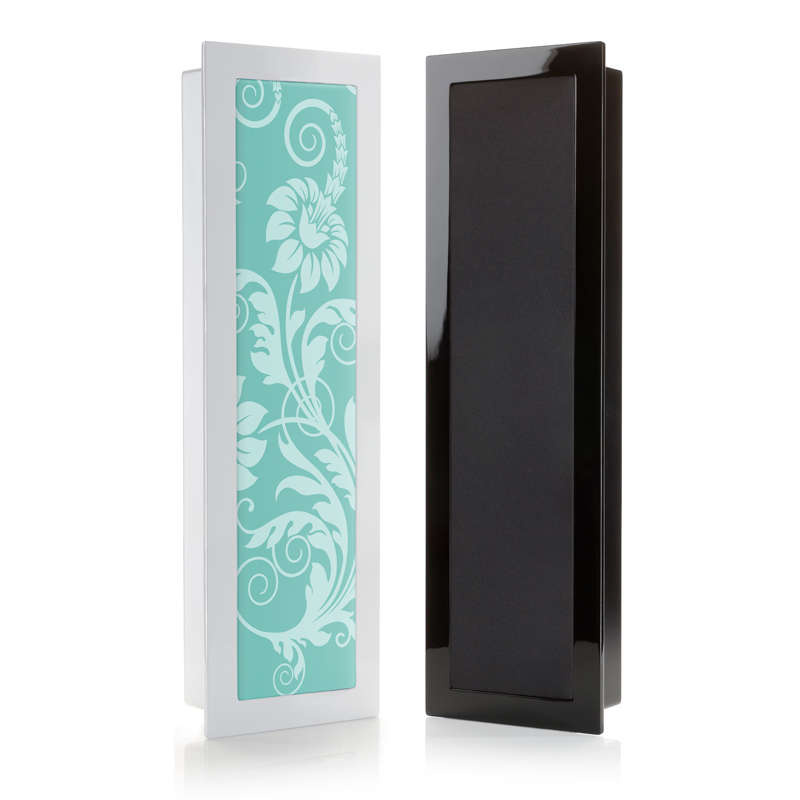 Två eleganta höljen i svart och vitt med dekorativa mönster.