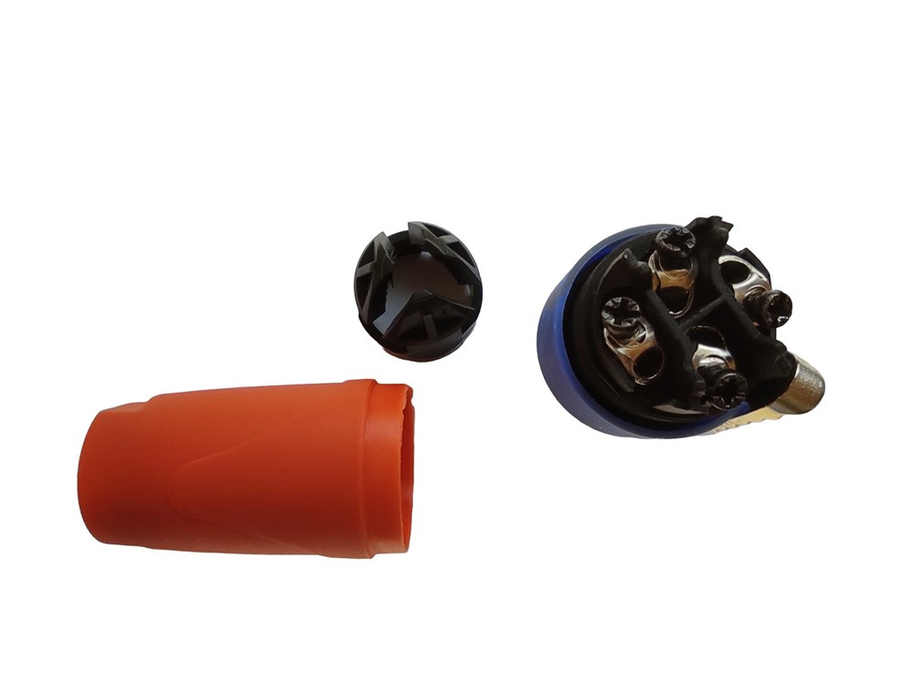 En 4-polig Speakon snabbkontakt för högtalare, delad i komponenter.