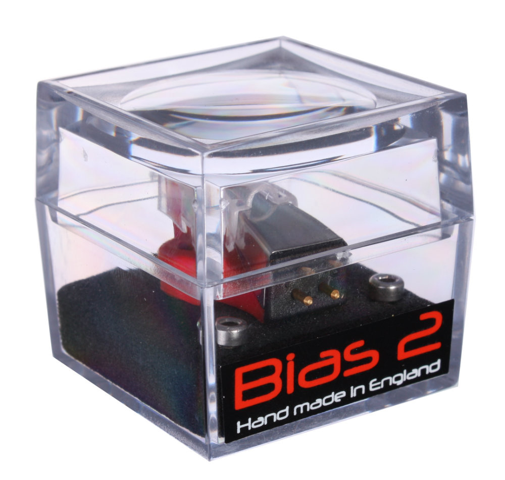 En transparent låda med en röd och svart pickup inuti.