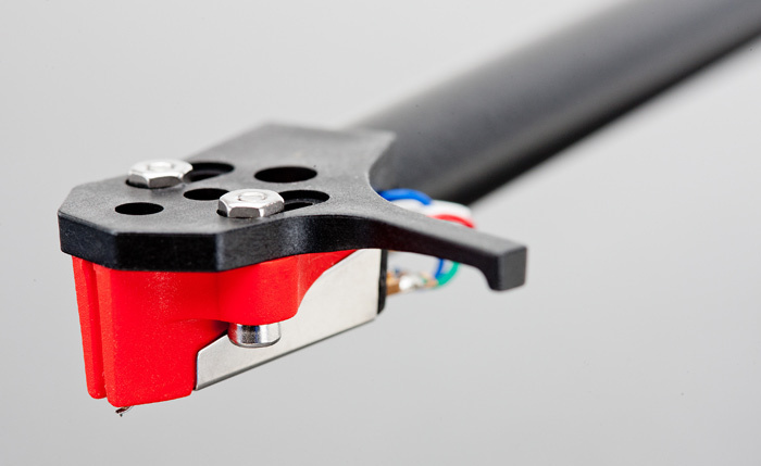 En svart pickup med röd spets och flera anslutningar.