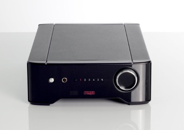 Stereoförstärkare med RIAA-steg i svart design och rund volymkontroll.