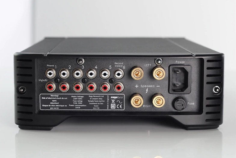 En svart stereoförstärkare med många anslutningar på baksidan.