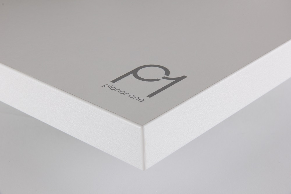 En mattvit skivtallrik med logotyp och stilren design.