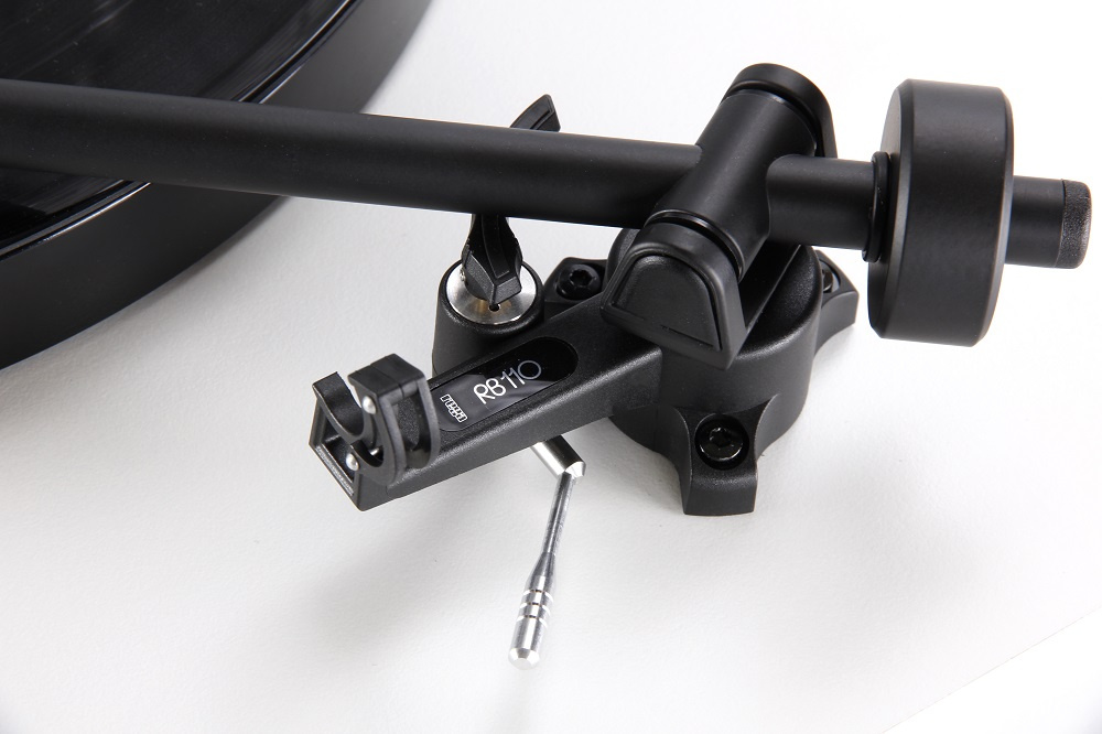 En svart tonarm med vinkeljustering, del av en skivspelare.