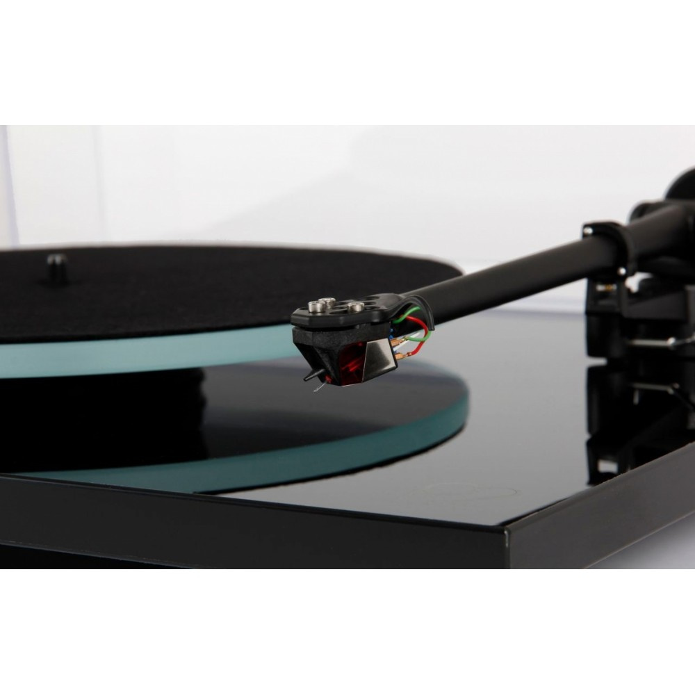 Rega Planar 2 vinylspelare med Nd3 MM-pickup, pianosvart