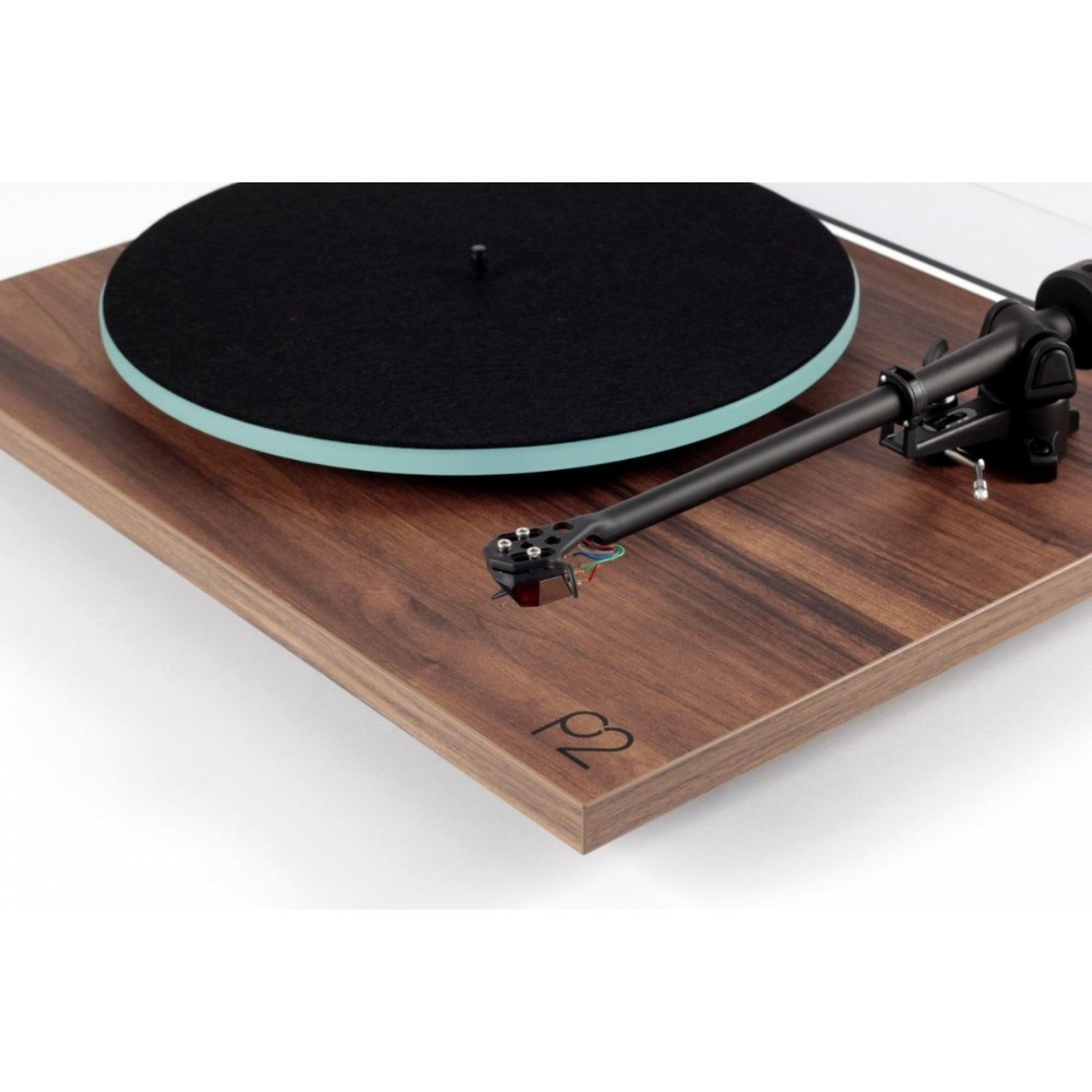 Rega Planar 2 vinylspelare med Nd3 MM-pickup, valnöt