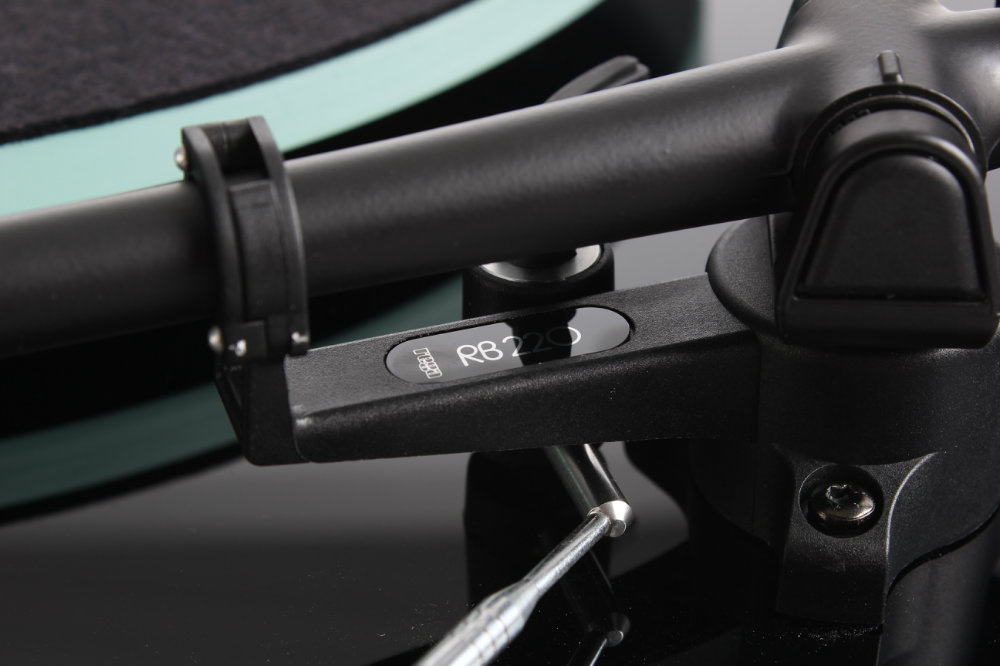 En del av en skivspelare med tonarm och nål.