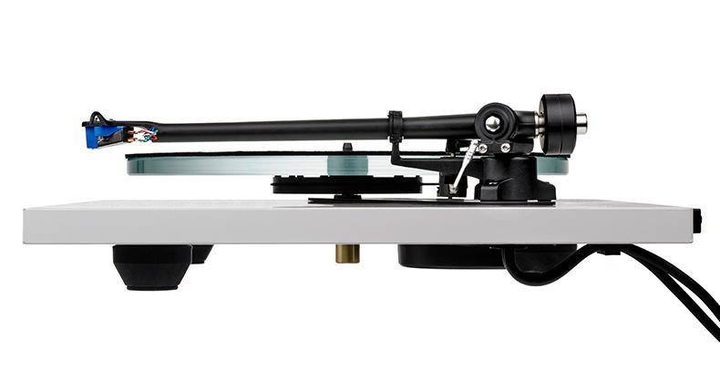 En skivspelare med arm och skiva, enkel och stilren design.