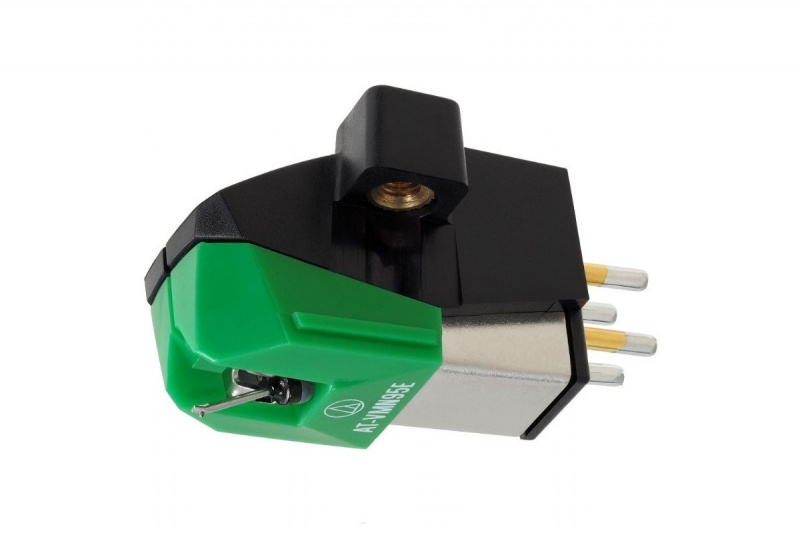 En svart och grön MM-pickup med guldpläterade kontakter.