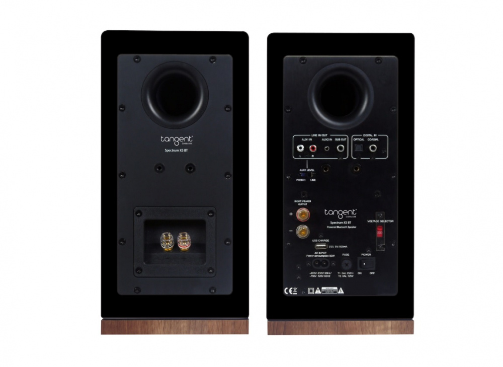 Svarta aktiva högtalare med anslutningar och basportar på baksidan.