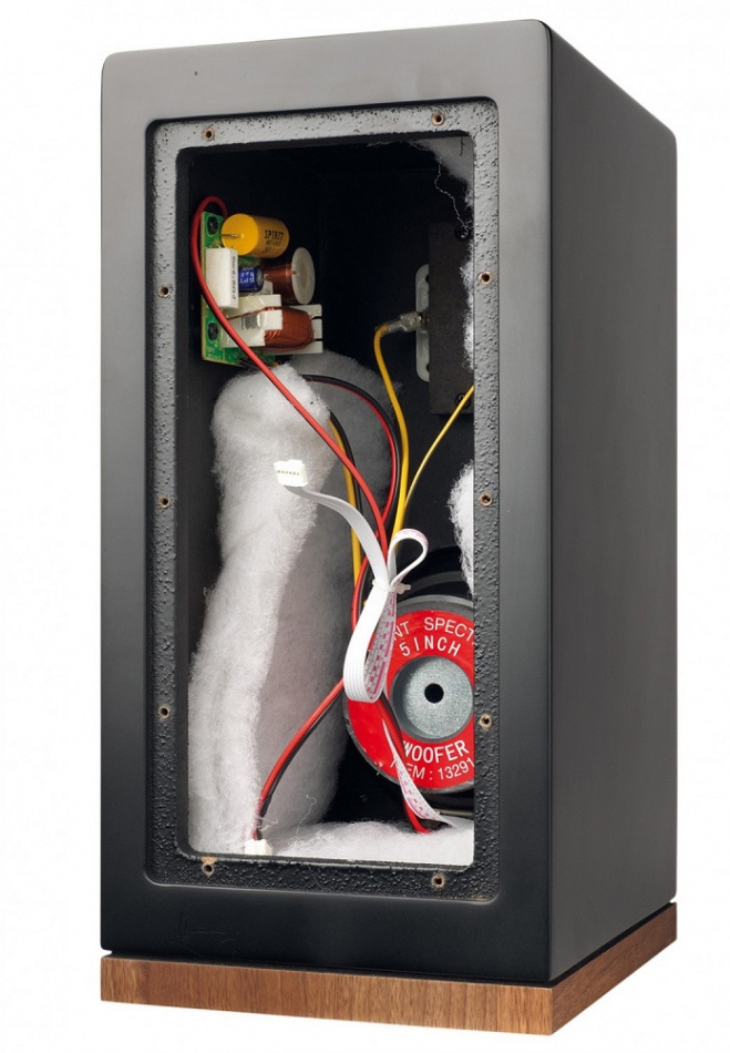 Aktiv högtalare med synlig intern komponentlayout och woofer.