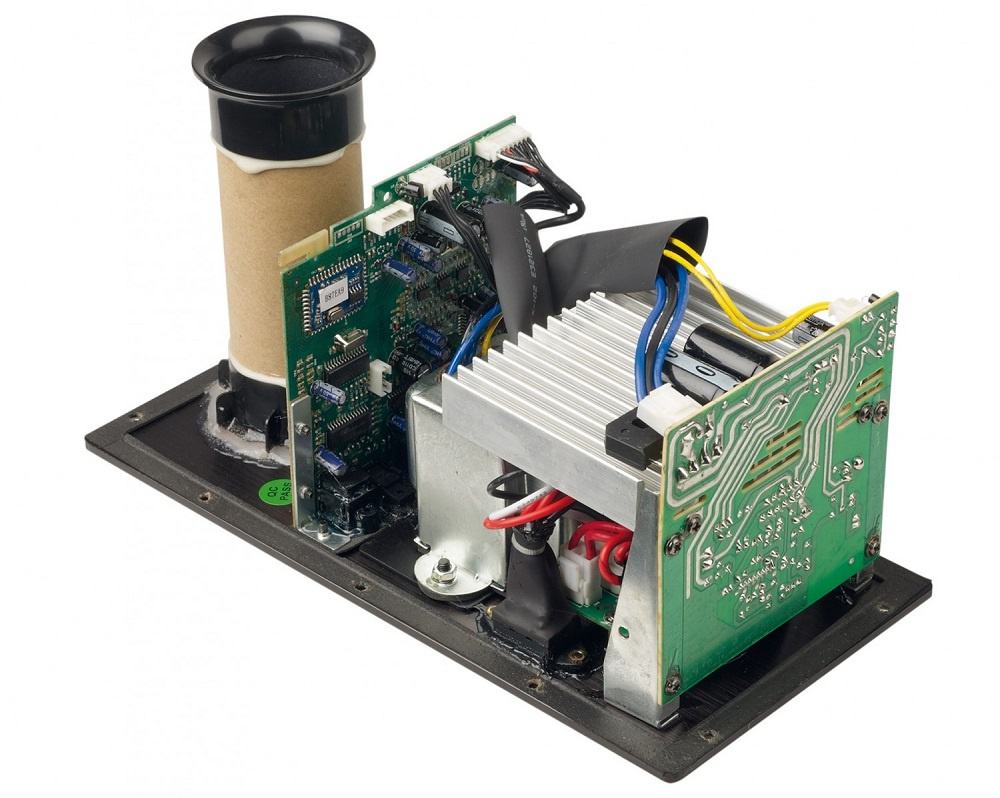 Elektroniskt komponentpaket med kretsar och högtalardel för aktiv högtalare.