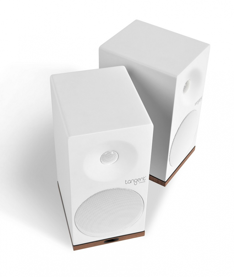 Aktiva högtalare i vitt med rundade hörn och trädetaljer.