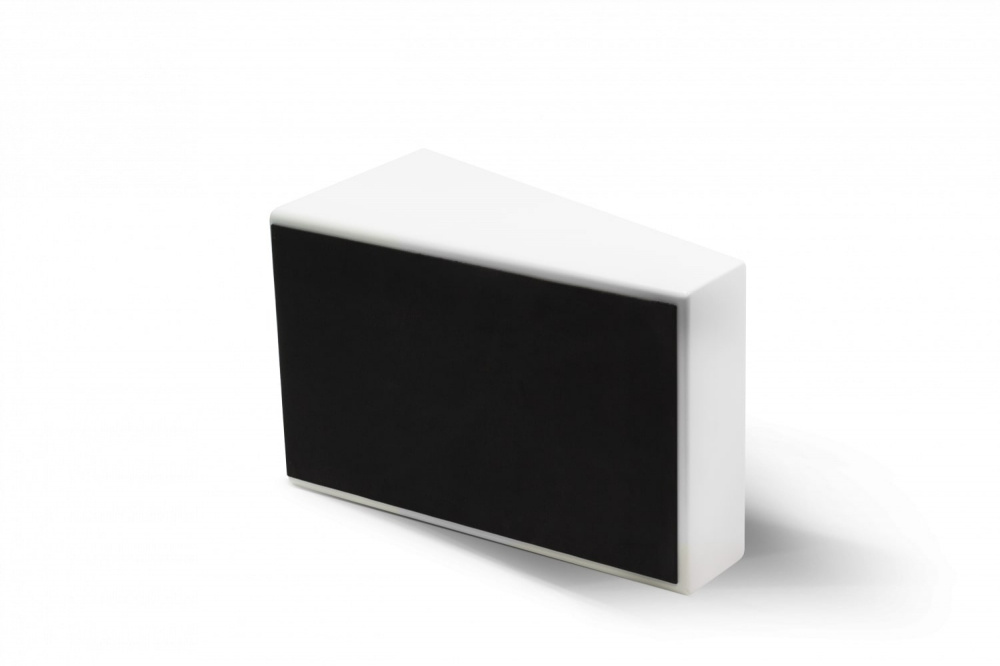 En rektangulär högtalare med vit och svart design.