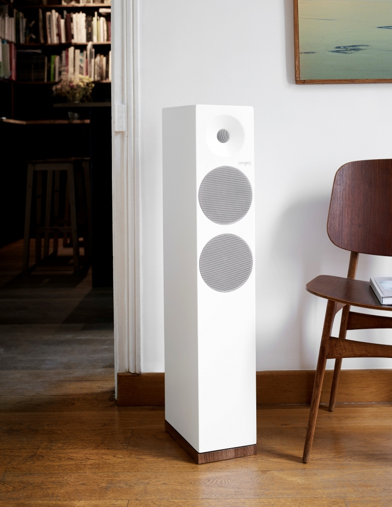 En vit golvhögtalare med två högtalarelement, stilren och modern design.