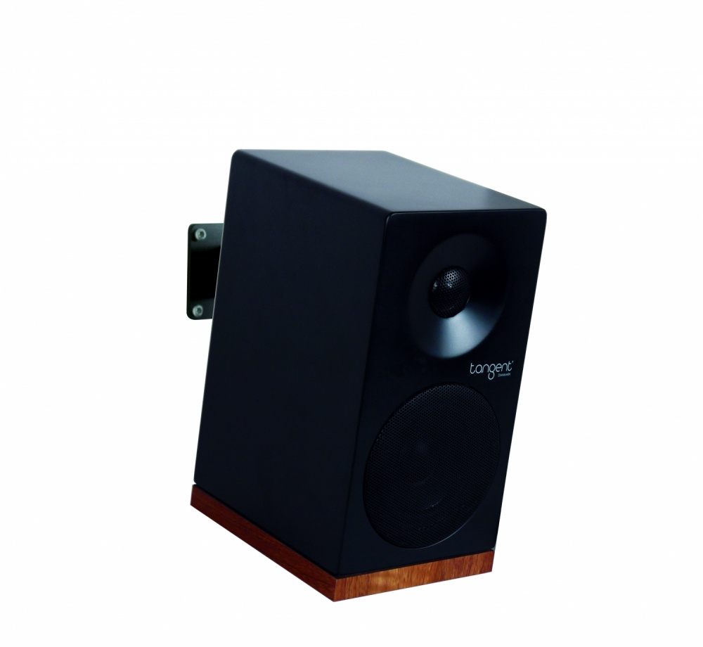 Väggfäste för högtalare, med svart design och trädetaljer.