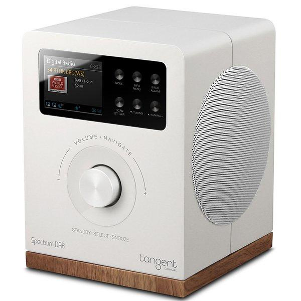 En vit digital radio med trädetaljer och en ljudkontroll.